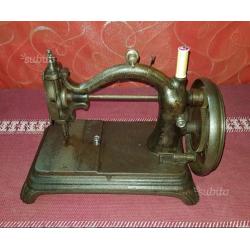 Antica macchina da cucire americana del 1860